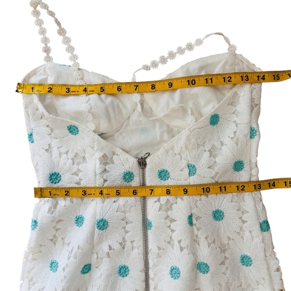 Saylor Calibria Daisy Embroidered Midi Dress in White EUC - Picture 8 of 10